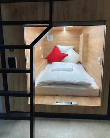 Capsule Hostel Zizkov Tower Praga Zewnętrze zdjęcie