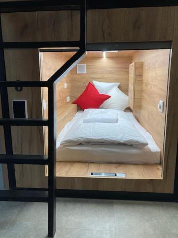 Capsule Hostel Zizkov Tower Praga Zewnętrze zdjęcie